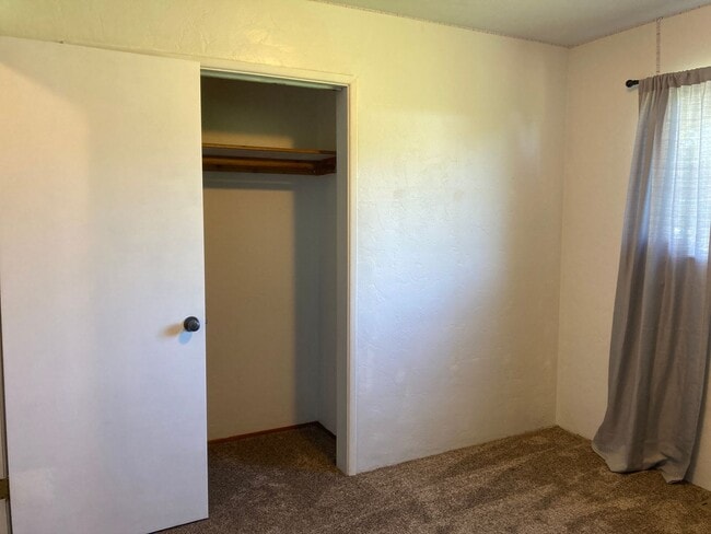 Building Photo - Kennewick Location w/a Country Flare!