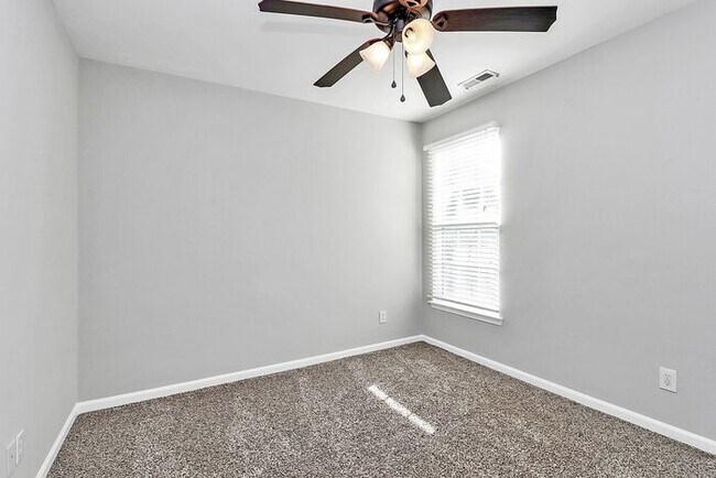 Building Photo - Wonderfully Updated 4BD/2.5BA Cul-de-Sac Home!