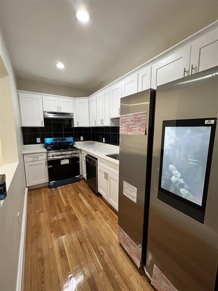 Primary Photo - 241 W 5th St