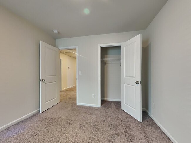 Building Photo - Burnside Farms! Fenced in Backyard! Near U...