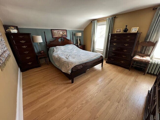 Building Photo - Fully Furnished Beautifully Restored Vinta...