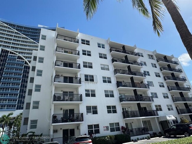 Building Photo - 3000 Riomar St