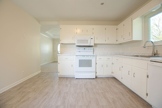 Building Photo - Pet Friendly Three Bedroom!