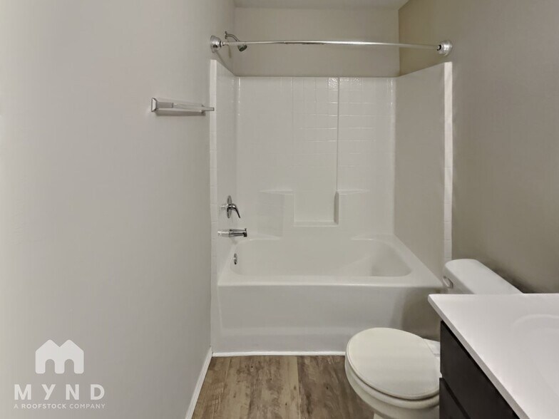 Building Photo - 726 W Lola Dr