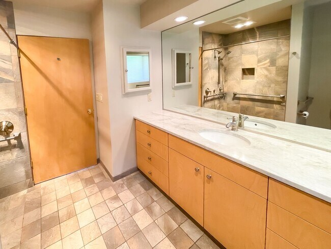 Building Photo - Expansive 5-Bedroom Lake Oswego Property N...