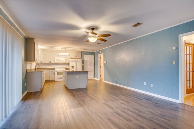 Building Photo - Beautiful 3BR Home in North Hill – Special: ½ Off Deposit for Active-Duty Military!