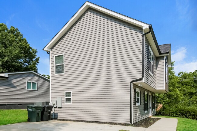 Building Photo - 104 High Ave SW