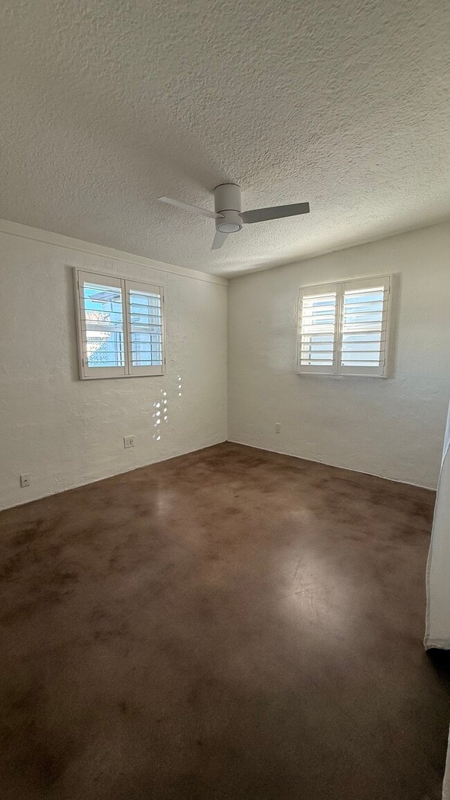 Building Photo - Mountain Views and Huge Yard