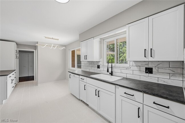 Building Photo - 333 E Ridgewood Dr