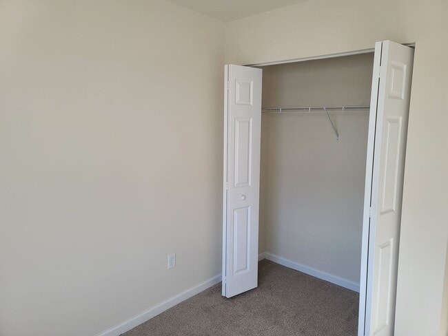 Building Photo - 3 Bedroom 2 1/2 bath ** End Unit** Townhome for Rent in Waynesboro