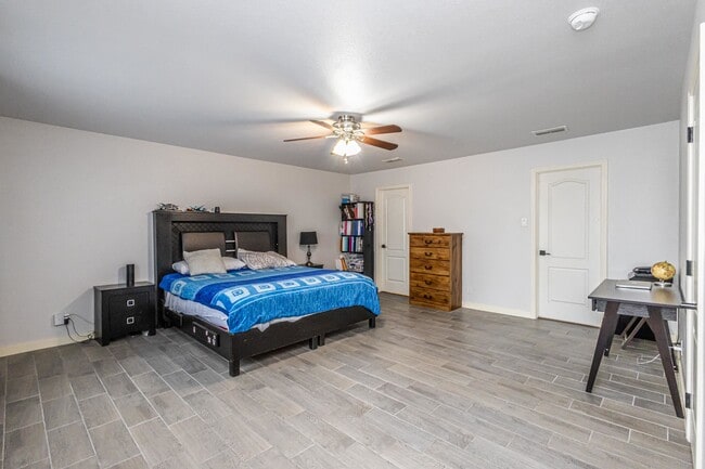 Building Photo - 5220 Feria Dr