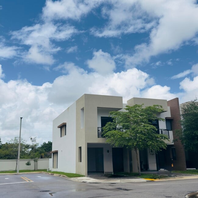 Building Photo - 4189 N Oak Pl