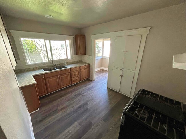 Building Photo - 411 W Chestnut Ave