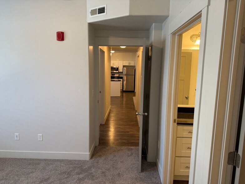Building Photo - 1070 E Riches Ave