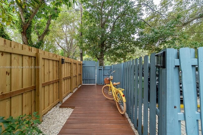 Building Photo - 312 SW 12th Ave