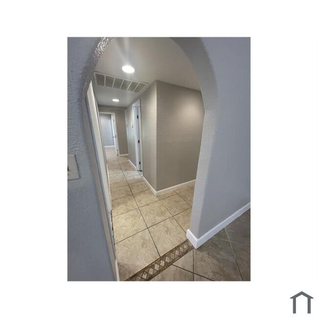 Building Photo - Discover your dream home in this beautifully renovated four-bedroom, two-bathroom house.