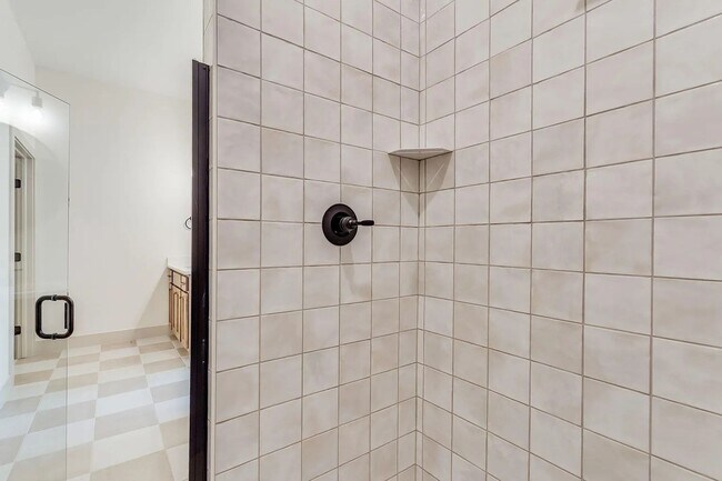 Building Photo - Beautiful and Modern 2 Bedroom