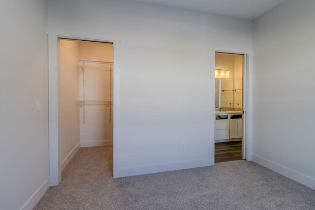 Building Photo - Premier Place and Premier Living!