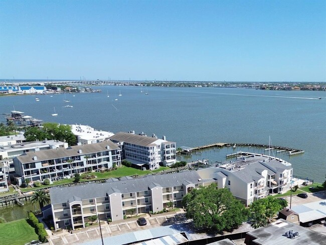 Building Photo - 205 Yacht Club Ln