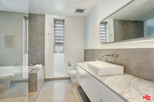 Building Photo - 123 Kings Rd