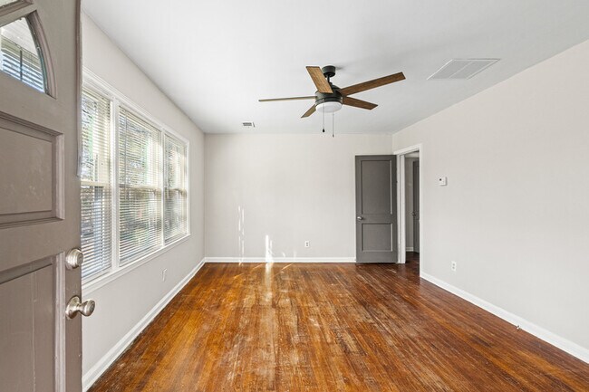 Building Photo - 1850 Hillsdale Dr