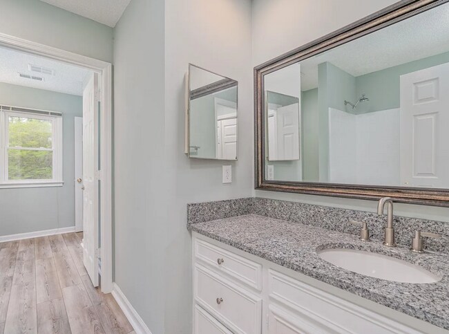 Building Photo - Gorgeous Renovated Home with Modern Finishes & Gated Community Amenities