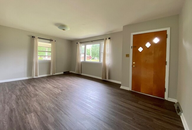 Building Photo - Charming full brick home!