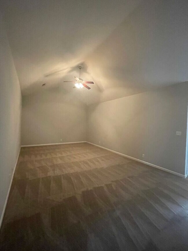 Building Photo - 2 bed, 2 bath, 2 car garage ranch style to...