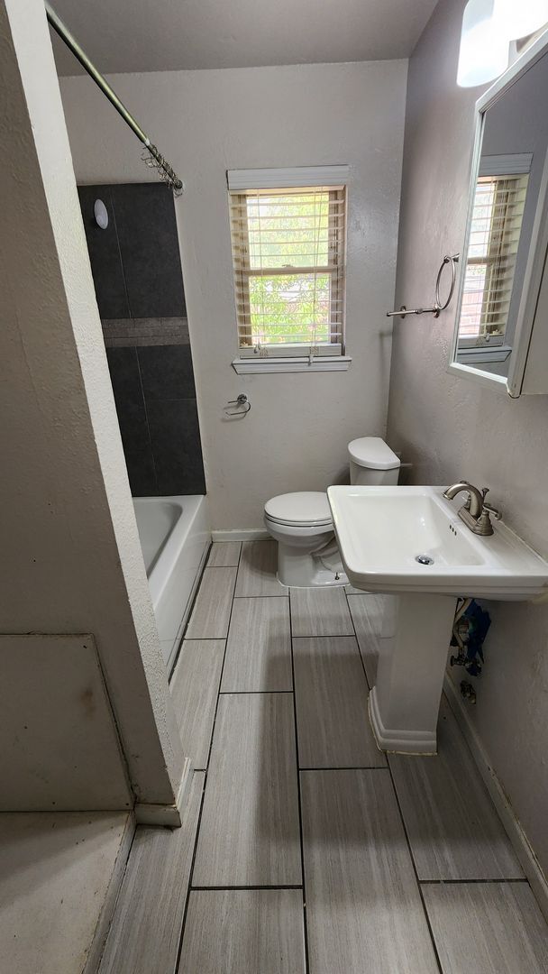 Building Photo - Remodeled 3 bedroom 1 bathroom house in Ed...