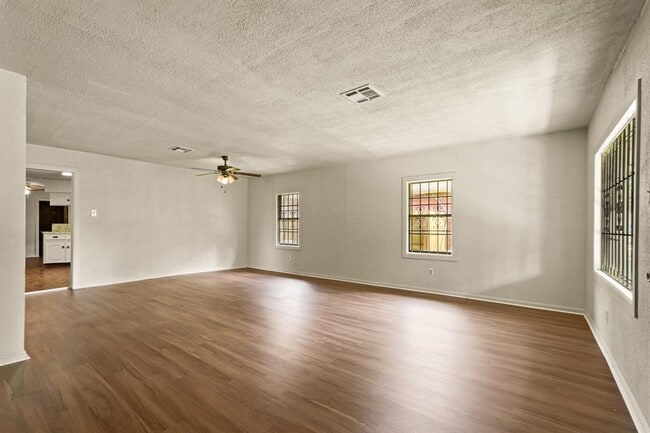 Primary Photo - 2315 Leffingwell St