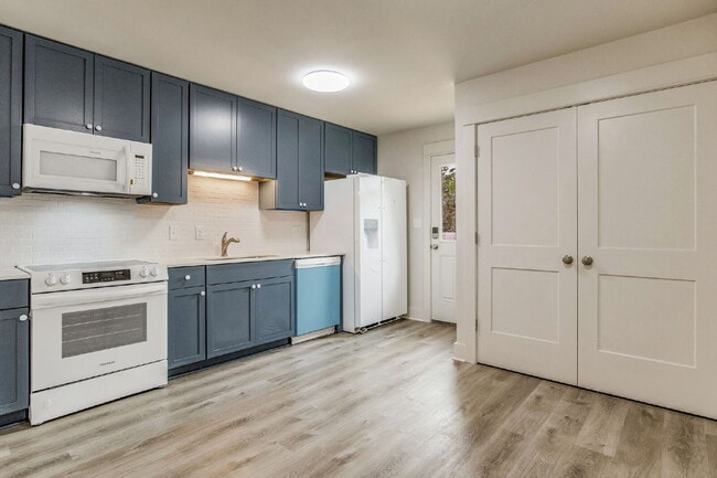 Building Photo - Welcome home to this beautifully updated 2-bedroom, 1-bath unit in a well-maintained triplex!