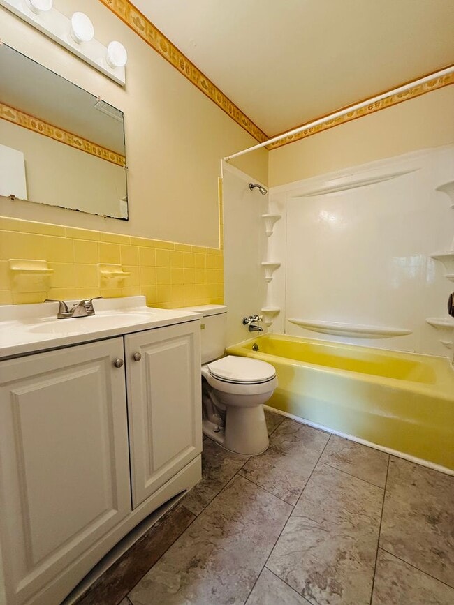 Building Photo - 4 Bedroom, 2.5 Bath Townhouse