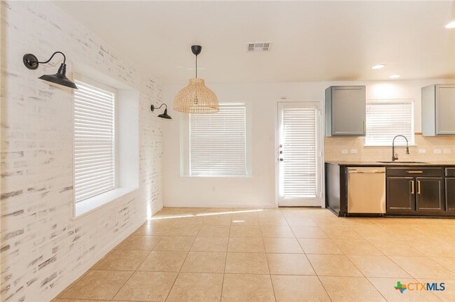 Building Photo - 146 Linden Ln