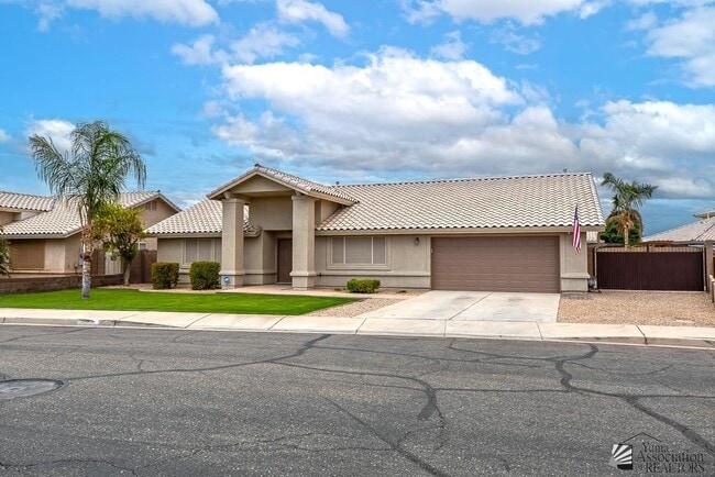 Building Photo - 2637 S 37th Dr