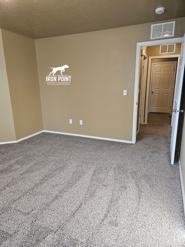 Building Photo - 3bed/2bath home w/bonus room, 2 car garage, fenced yard, and landscaping included.