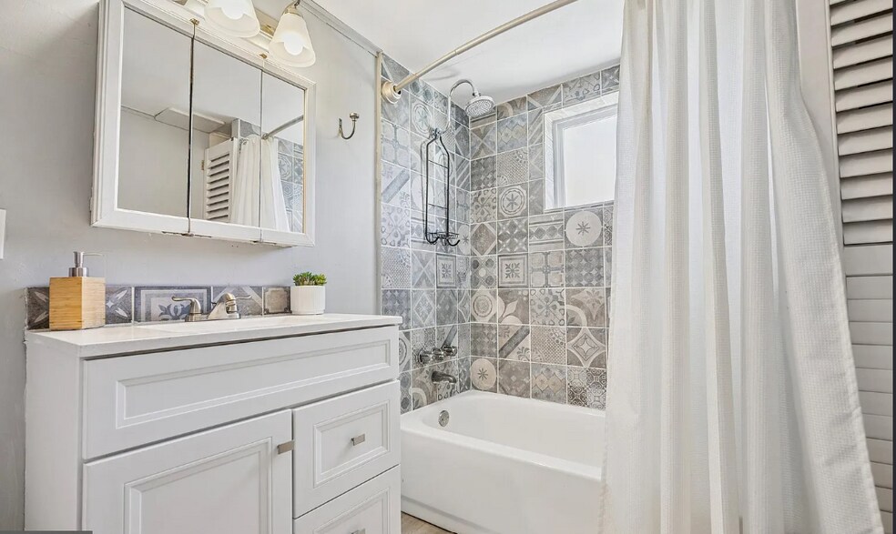 Building Photo - 108 Maple St