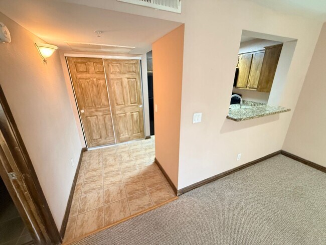 Building Photo - Desert Shores area