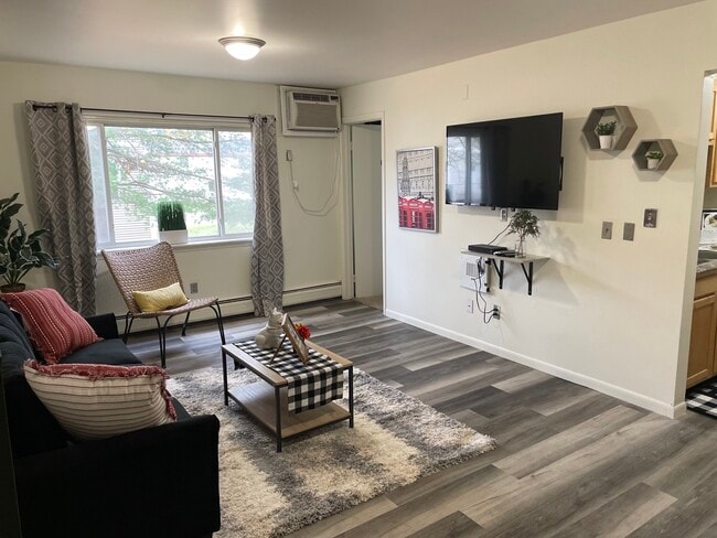 Building Photo - The Edge at 1815 - Student Housing