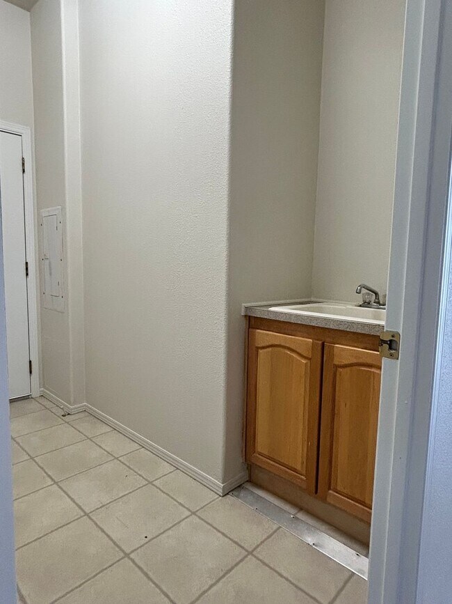 Building Photo - Large Single Family Home in Country with Office