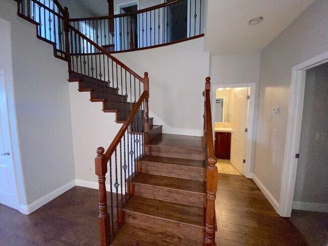 Building Photo - Top of the Hill - Gorgeous 5 Bedroom 3 Bat...