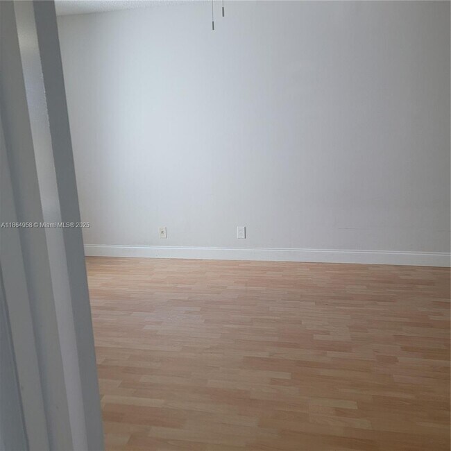 Building Photo - 120 Lakeview Dr