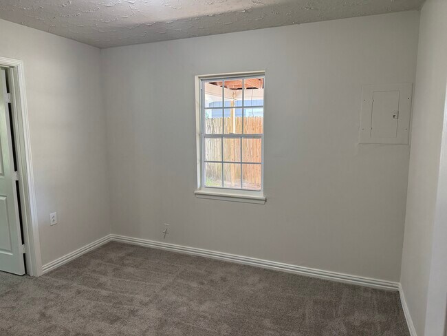 Building Photo - 230 N Holly Ave