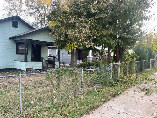 Building Photo - 2752 E Archer St