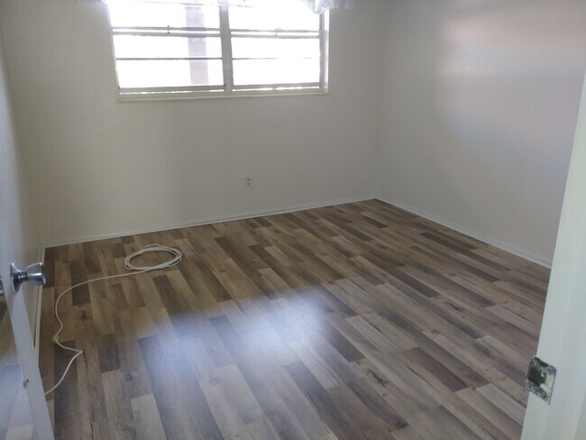 Building Photo - 2402 Ecuadorian Way