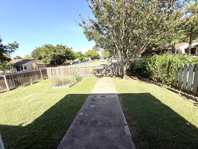 Building Photo - 2208 Shenandoah Dr