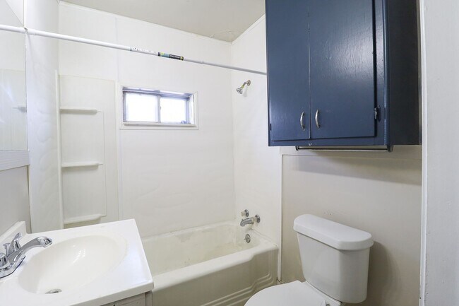 Building Photo - 1 Bed 1 Bath Duplex - Move-in Ready! Accepting Section 8