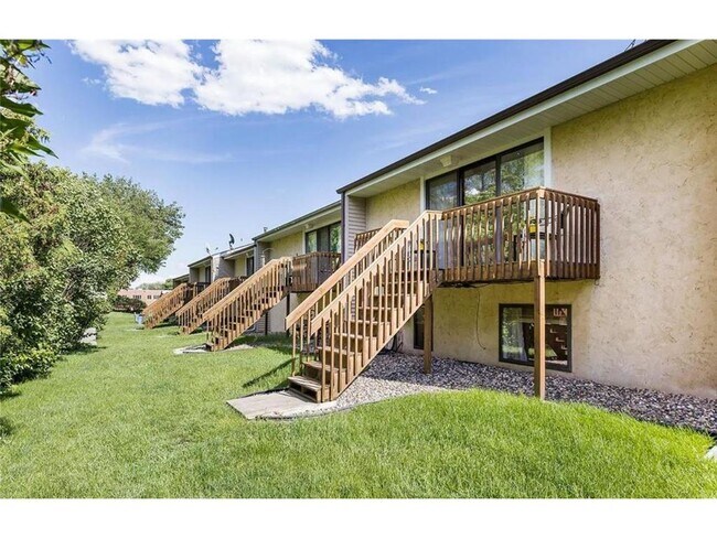 Building Photo - 334 W 5th St