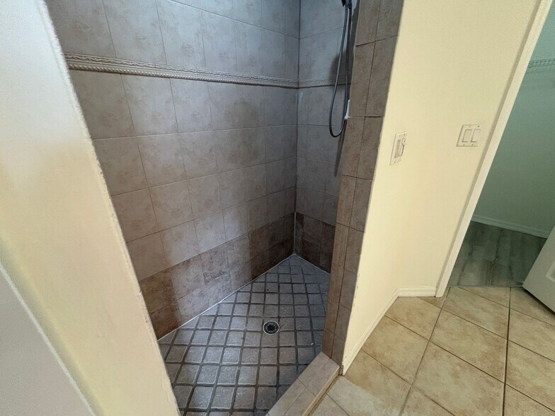 Building Photo - Nice 3/2 with newer carpet