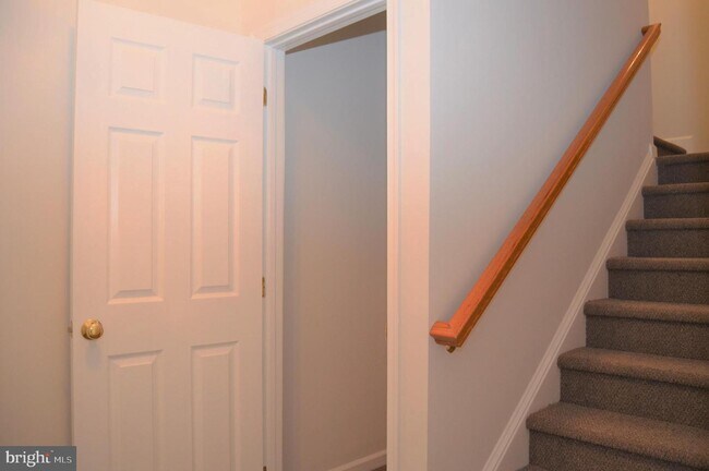 Building Photo - 43840 Hickory Corner Terrace