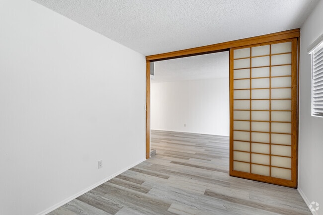 1BR, 1BA + Den - 1000 SF - 2220 S Beverly Glen Blvd